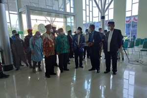 Wakil Ketua PP Muhammadiyah Dahlan Rais melakukan peninjauan ke sejumlah ruang di gedung RS PKU Muhammadiyah yang baru